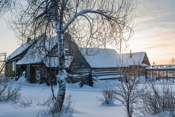 Ferienhaus im Dorf an einem verschneiten Morgen in Russland — Stockfoto