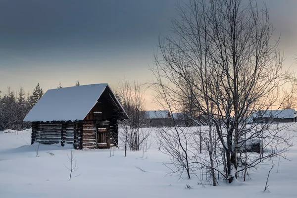 Hytte i landsbyen en snørik morgen i Russland – stockfoto