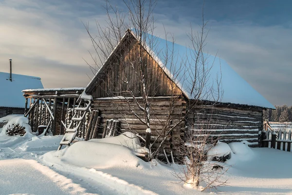 Hytte i landsbyen en snørik morgen i Russland – stockfoto