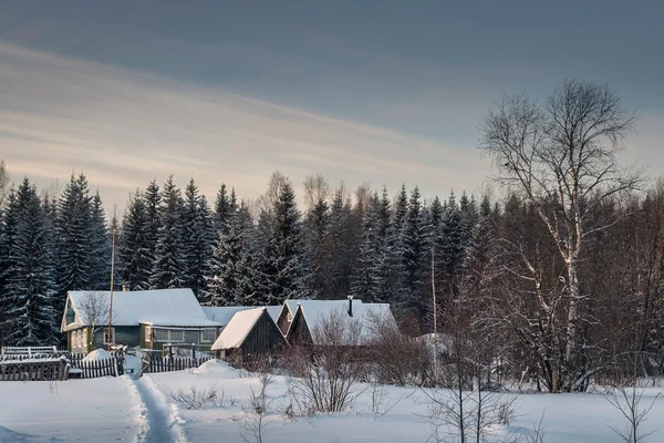 Chalet dans le village une matinée enneigée en Russie — Photo