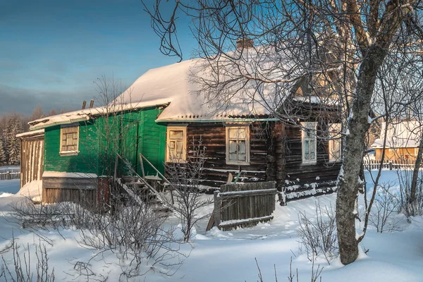 Chalet dans le village une matinée enneigée en Russie — Photo