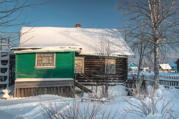 Hytte i landsbyen en snørik morgen i Russland – stockfoto