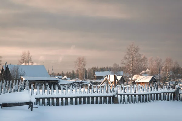 Hytte i landsbyen en snørik morgen i Russland – stockfoto