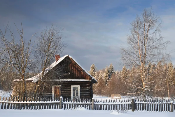 Hytte i landsbyen en snørik morgen i Russland – stockfoto