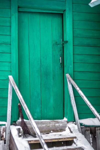 Velha porta de madeira verde — Fotografia de Stock