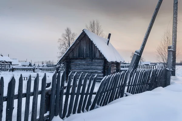 Chalet dans le village une matinée enneigée en Russie — Photo