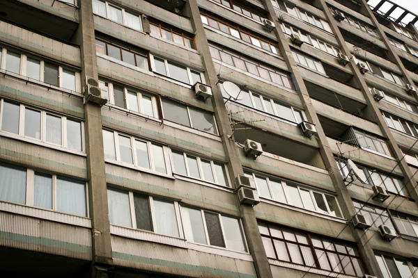 Murs et fenêtres des vieilles maisons soviétiques — Photo