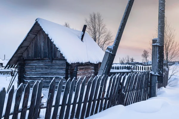 Chalet dans le village une matinée enneigée en Russie — Photo