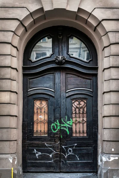 Beautiful door on the facade of a historic building in Ukraine — Stock Photo, Image