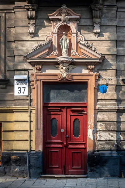 Hermosa puerta en la fachada de un edificio histórico en Ucrania —  Fotos de Stock