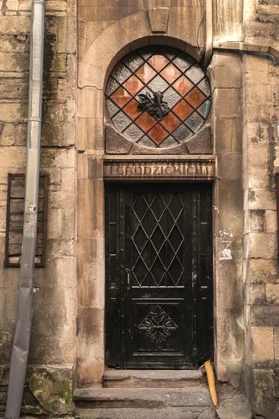 Belle porte sur la façade d'un bâtiment historique en Ukraine — Photo