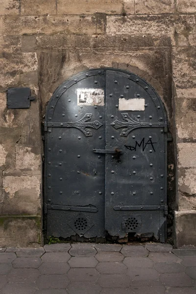 Belle porte sur la façade d'un bâtiment historique en Ukraine — Photo