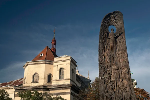 Pomnik Tarasa Szewczenki we Lwowie na tle Kościoła — Zdjęcie stockowe