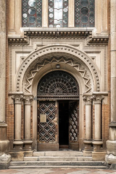 Hermosa puerta en la fachada de un edificio histórico en Ucrania — Foto de Stock