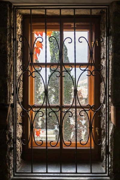 Fönstret bakom den vackra snidade väven — Stockfoto