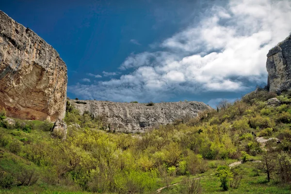 Лужайка перед скалами на юге Крымского полуострова — стоковое фото