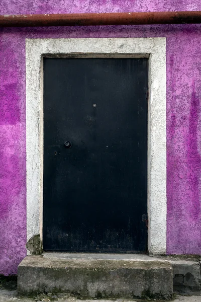 紫色的墙上把门锁 — 图库照片