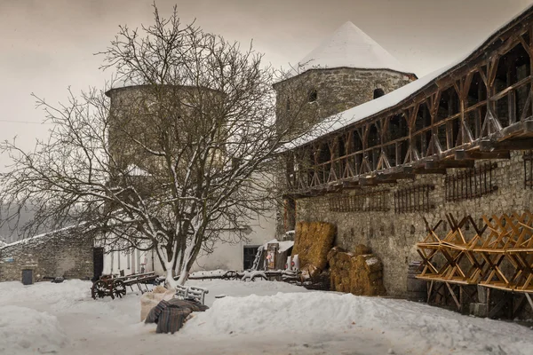 Les murs du château et les tours de la ville Kamenetz-Podolsk — Photo