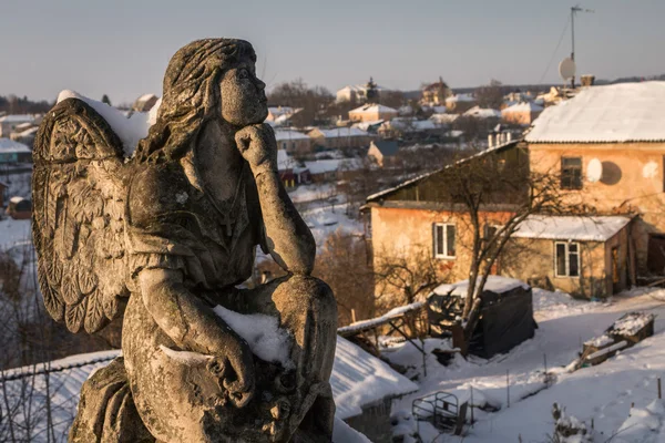 Stone figure of an angel on a background of the city — Stock Photo, Image