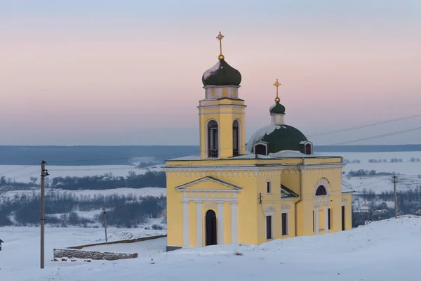 Chiesa ortodossa su una radura innevata — Foto Stock