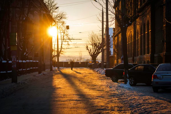 Sun jít dolů na ulici v Černovicích — Stock fotografie