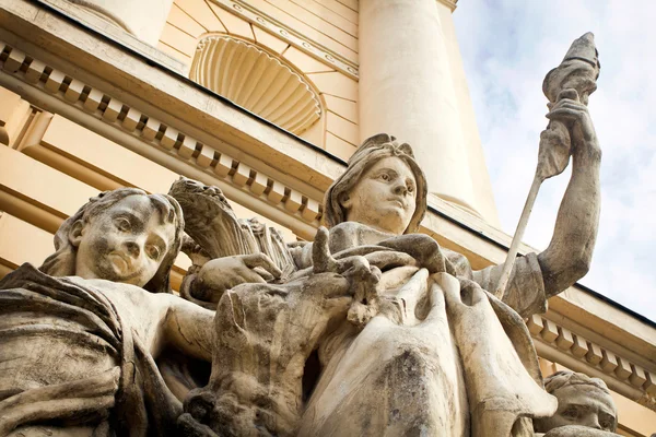 Stadtbarocke Skulpturen an den Wänden — Stockfoto