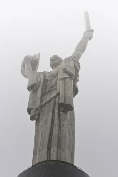 The monument "Motherland" Kiev in the fog — Stock Photo, Image