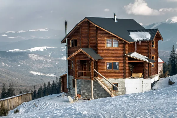 Cottage innevato in montagna — Foto Stock