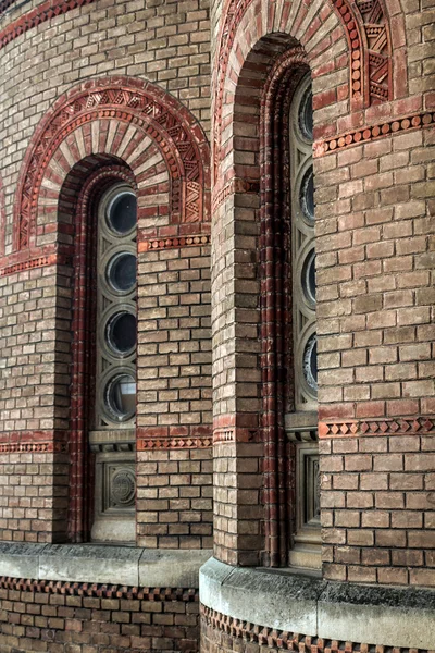 As janelas do templo na Universidade de Chernivtsi — Fotografia de Stock