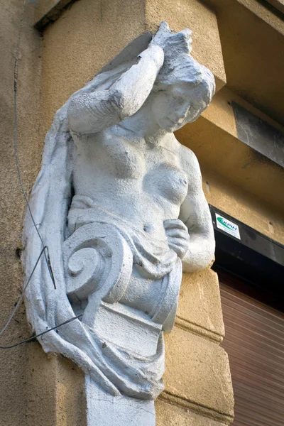 Kentsel Barok duvarlarda heykeller — Stok fotoğraf