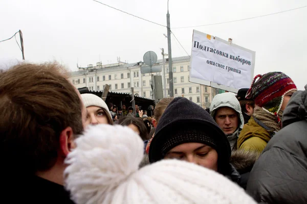 Moscú, Rusia - 10 de diciembre de 2011. Manifestación opositora antigubernamental en la Plaza Bolotnaya de Moscú —  Fotos de Stock