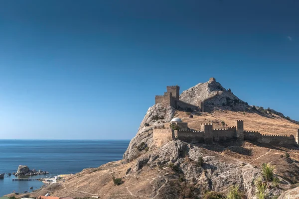 Genua fästning på Krim på en sten vid stranden av Svarta havet — Stockfoto