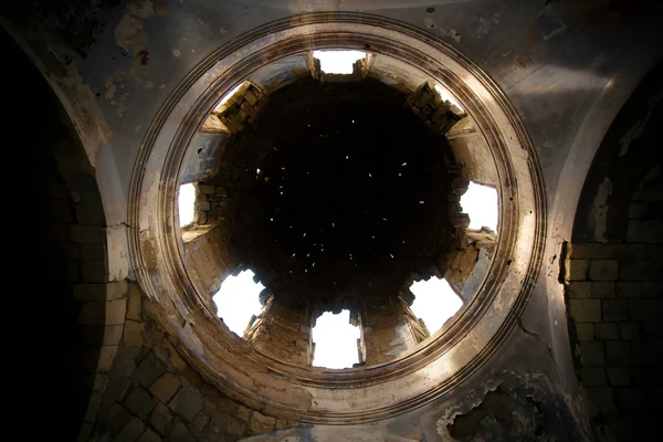 Stjärnor i överförs genom hålet i kupolen i kyrkan — Stockfoto