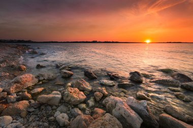 Günbatımı Kırım'Karadeniz kıyısında kayaların arasındaki