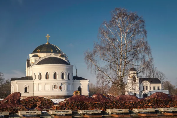 Church in Brest near the monument of World War II in Belarus — Stock Photo, Image