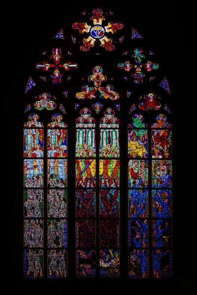 Central stained glass church of St. Vitus in the Czech Republic — Stock Photo, Image