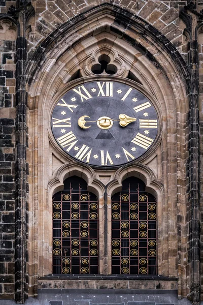 Ancient clock on the facade of the main entrance to the St. Vitu — Stock Photo, Image