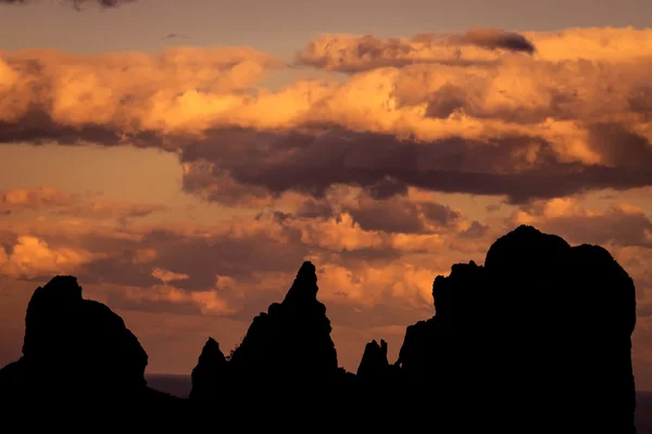 Σιλουέτες των βουνών στο ηλιοβασίλεμα με φόντο το θολό — Φωτογραφία Αρχείου