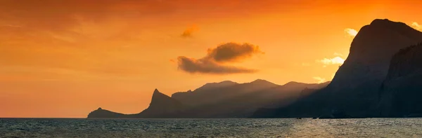 Panorama sunset bulvarında bir dağ sırtı denize