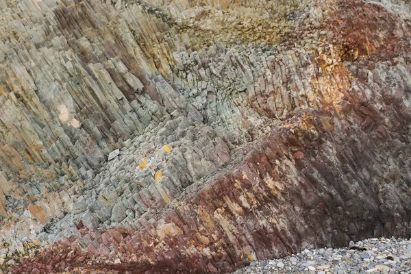 Gerippte Textur aus vulkanischem Gestein an der Klippe des Kaps fiolent — Stockfoto