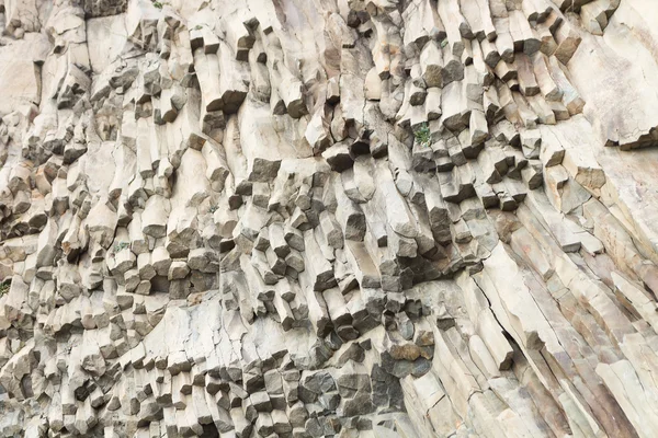 Cape Fiolent, Uçurumdaki volkanik kayaçların doku yivli