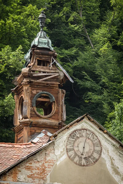 Antiguo Ayuntamiento de madera abandonado con reloj en Eslovaquia — Foto de Stock