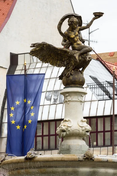 Çeşme ve Bratislava altın çocuk üzerinde adam heykeli