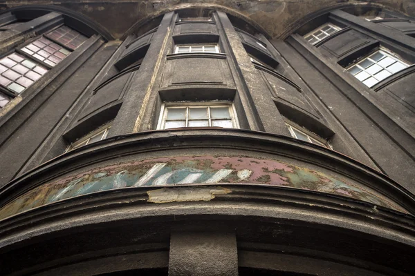 El antiguo edificio modernista en el centro del fondo de Bratislava —  Fotos de Stock