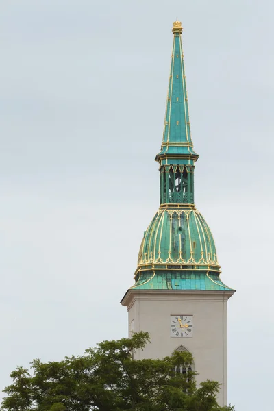 The main cathedral tower in Bratislava with a green roof and a c — Stock Photo, Image