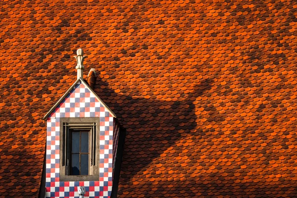 Les célèbres toits de tuiles rouges à Bratislava, Slovaquie — Photo