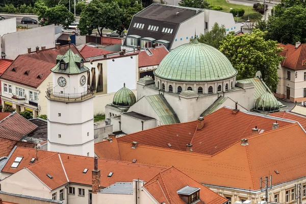 Červené Taškové střechy a Katedrála města Trenčína na Slovensku — Stock fotografie