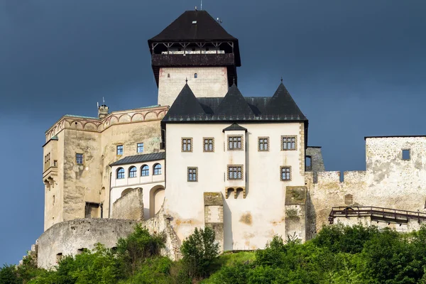 El castillo medieval de la ciudad de Trencin en Eslovaquia — Foto de Stock