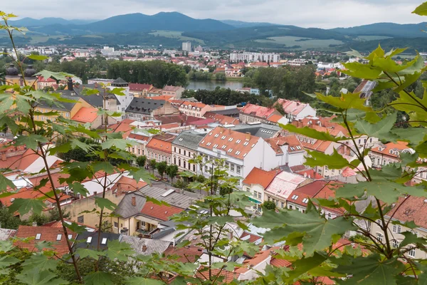 Pohled shora na střechách a ulic města Trenčín v S — Stock fotografie