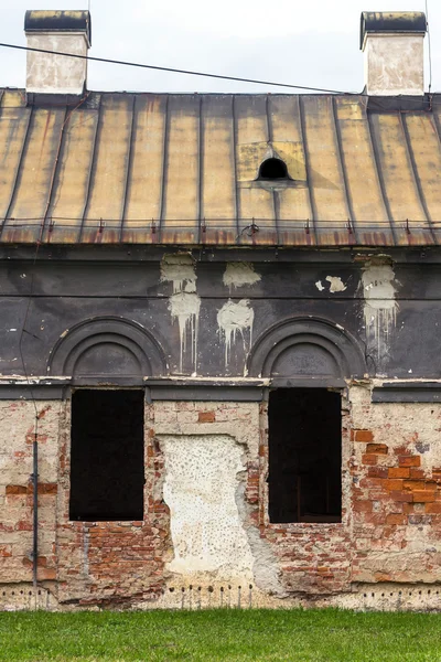 Fachada de antigua casa abandonada con ventanas oscuras en Eslovaquia —  Fotos de Stock